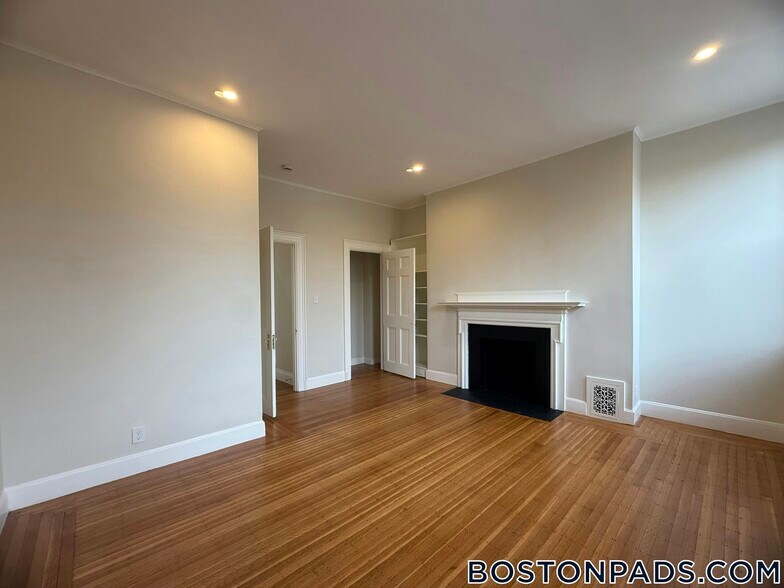 Building Photo - 1726 Beacon St