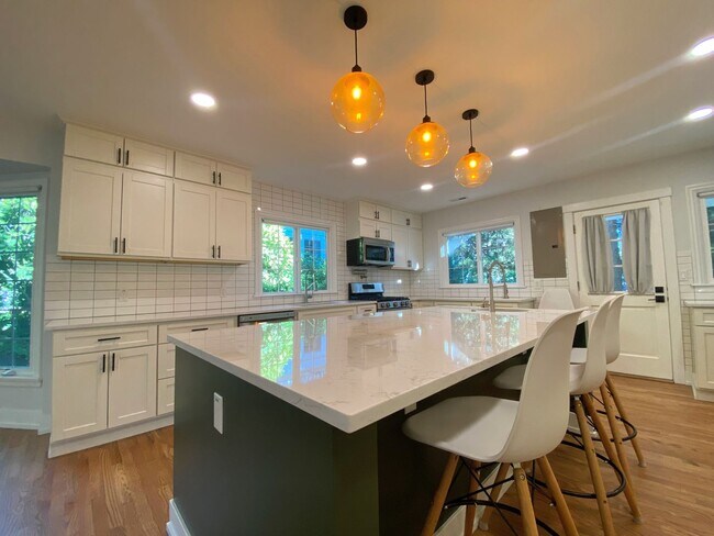 Building Photo - Gorgeous 2 bed home on the lake!!!