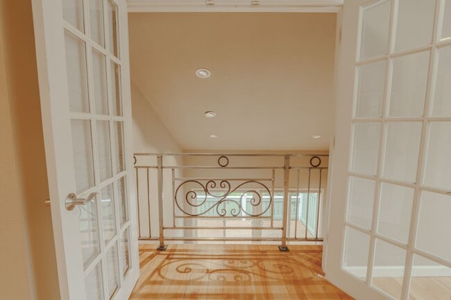 Building Photo - 2 Bedroom 1.75 Bathroom Townhome in Federal Way WA