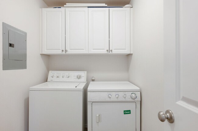 Building Photo - 1213 Townhomes