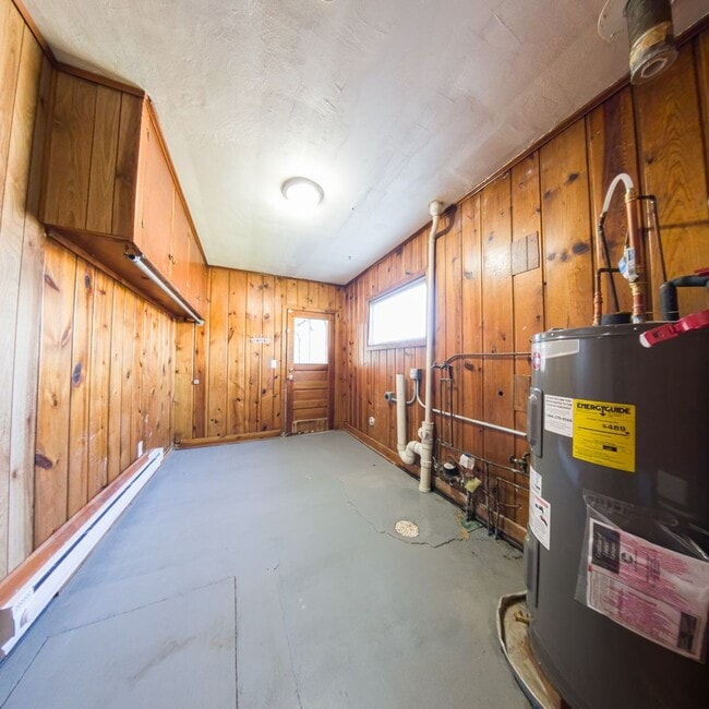 Building Photo - 3 Bedroom One Bathroom updated home