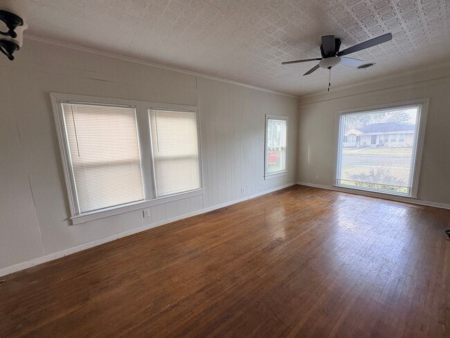 Building Photo - 1104 11th St