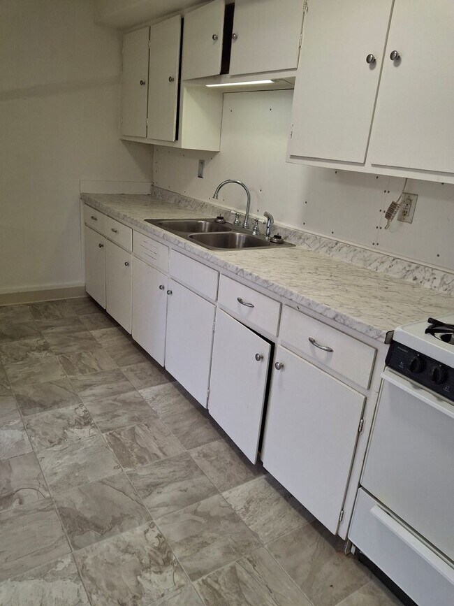 Building Photo - 246 Lynwood Ave