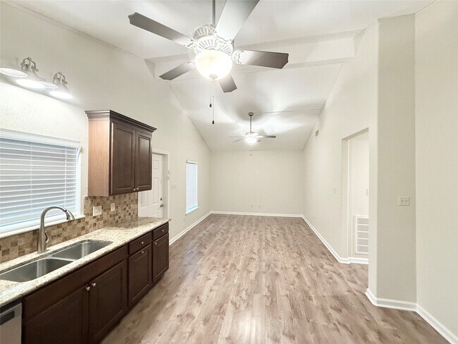 Building Photo - 140 Huisache St