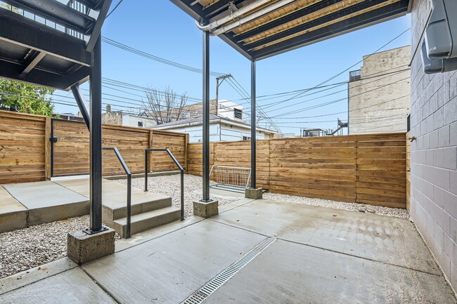 Building Photo - 830 N California Ave