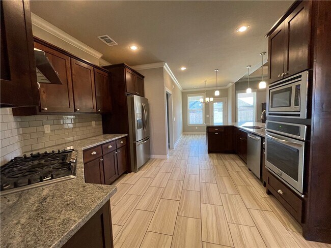 Building Photo - 3003 SW Satinwood Ave