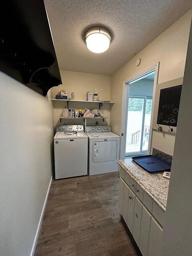 Building Photo - 2 Bedroom Home Outside Walhalla City Limits