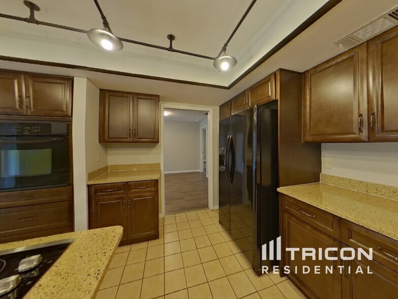 Building Photo - 2666 Luce Dr W