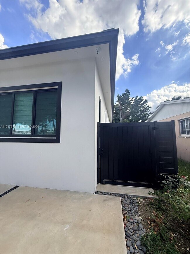 Building Photo - 9500 SW 25th Dr