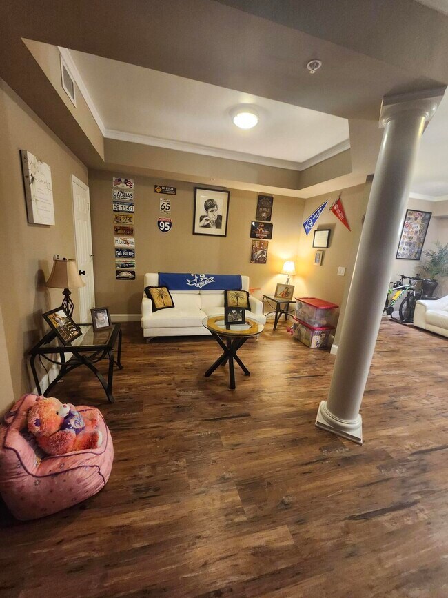 Building Photo - 533 NE 3rd Ave