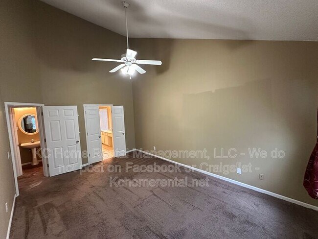 Building Photo - 9305 N Charlotte Ct