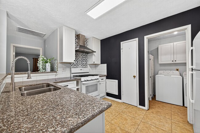 Building Photo - 802 Cascade Creek Dr