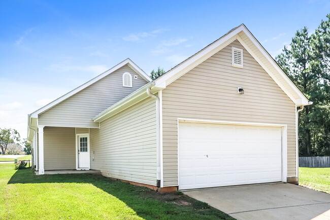 Building Photo - 83 Robinson Ln