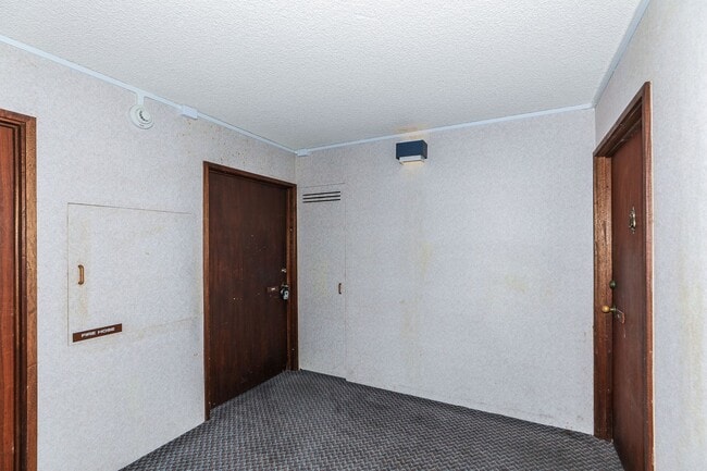 Building Photo - Aloha Towers - 2 bedroom, 2 bath corner unit with 1 covered parking stall