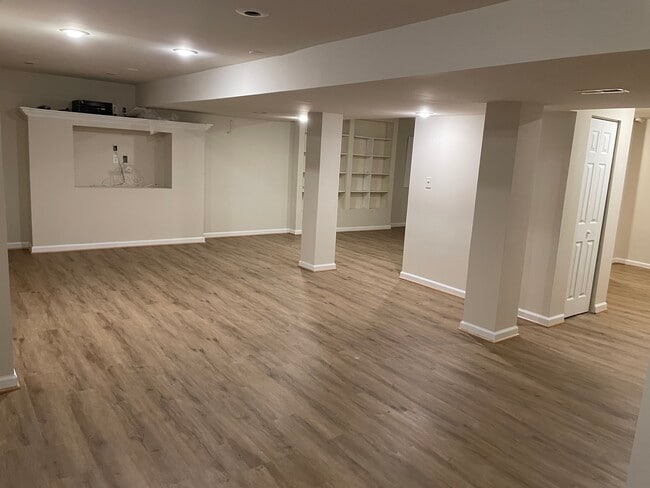 Building Photo - 210 Earhart Ct
