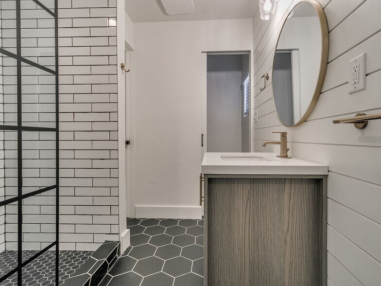 Master bath - 1121 NW 43rd St