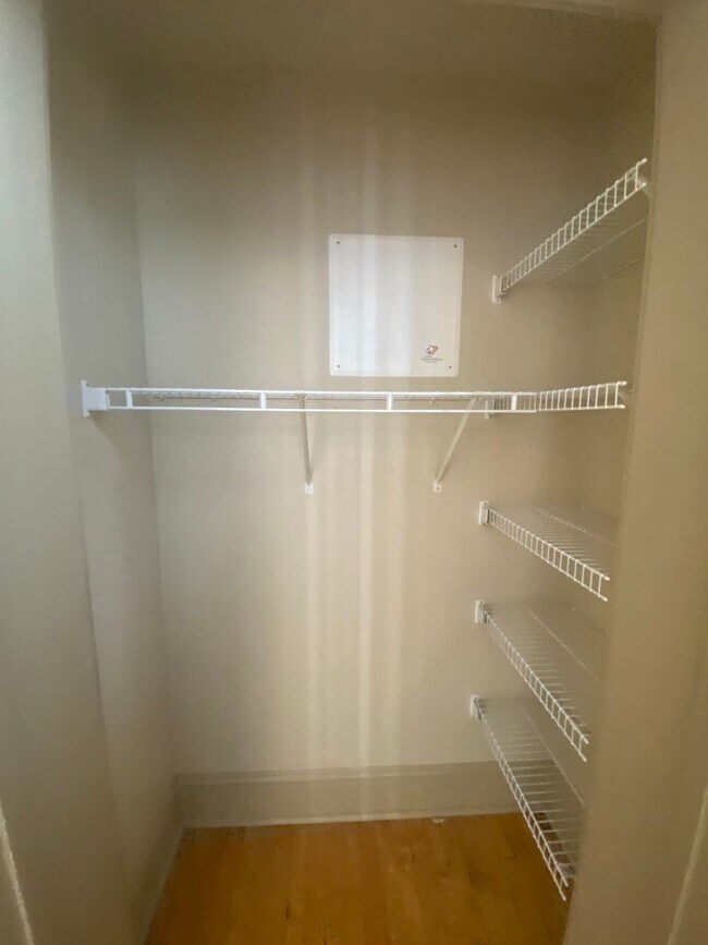 Building Photo - Updated 1 Bed Apt with washer and dryer in...