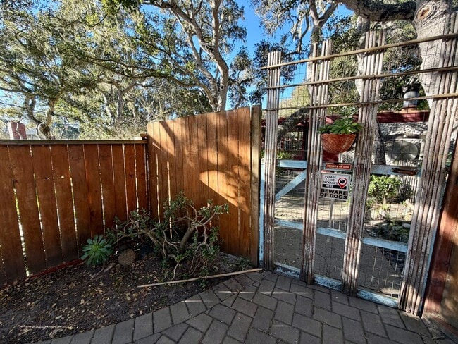 Building Photo - Unique 2 bedroom 2 bath home in Pacific Grove!