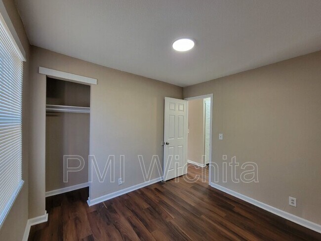 Building Photo - 2557 N Park Pl