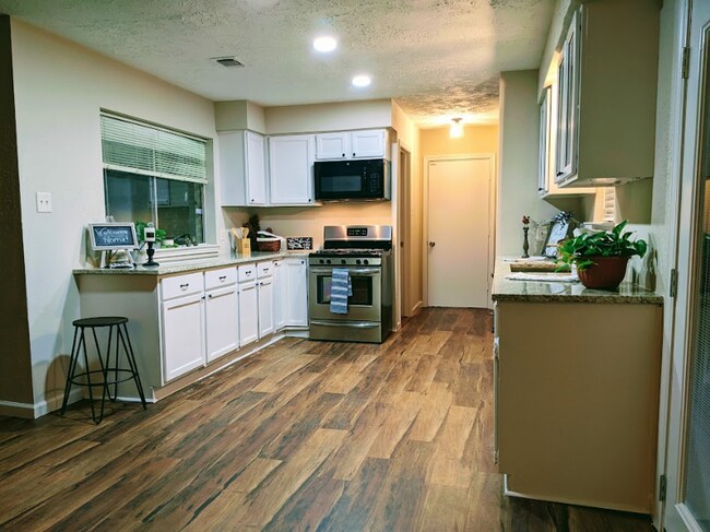 Building Photo - 22226 Meadowhill Dr