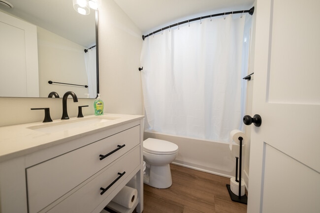 Building Photo - 22925 Oakdale Dr