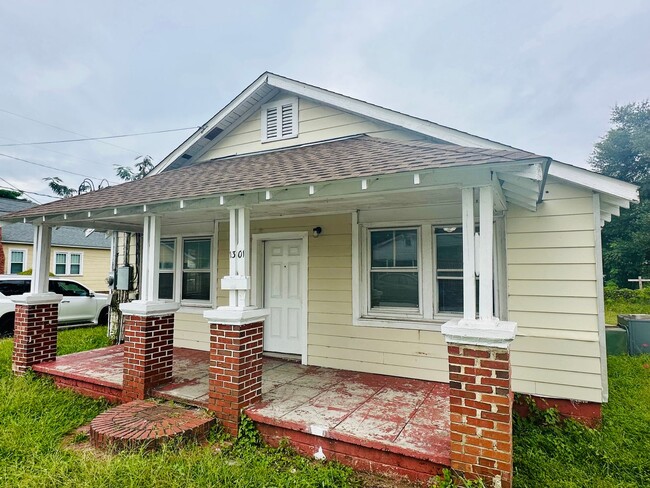 Primary Photo - DOWNTOWN - 3 Bedroom/1 Bath - Located clos...