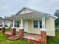 Building Photo - DOWNTOWN - 3 Bedroom/1 Bath - Located clos...