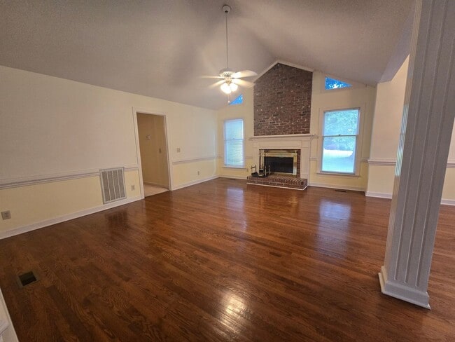 Building Photo - Quiet Neighborhood- Large Lot- Shed- Enclosed Sunroom! Community Pool & Tennis Courts!