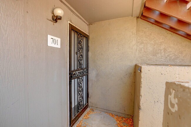 Building Photo - $1,550 - 1 Bed Updated Condo right by Cher...