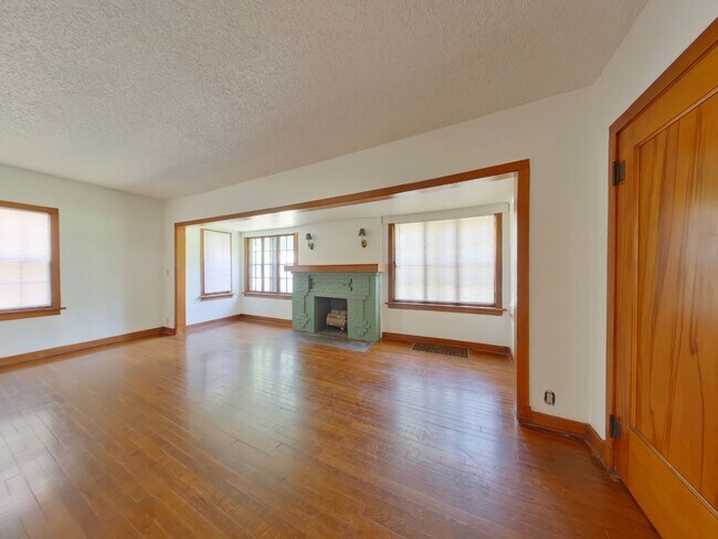 Building Photo - 807 N Carter St
