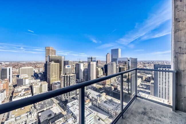 Building Photo - 38th Floor Spire Stunner!