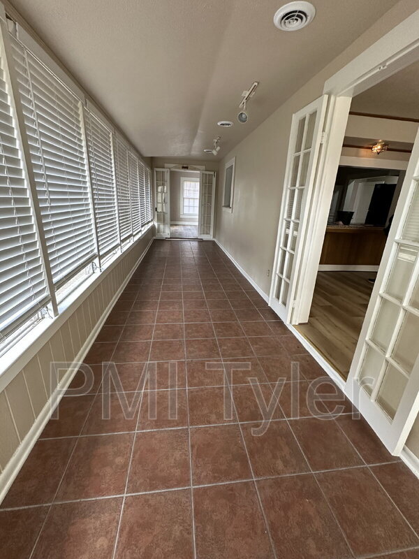 Building Photo - 343 Bonner St