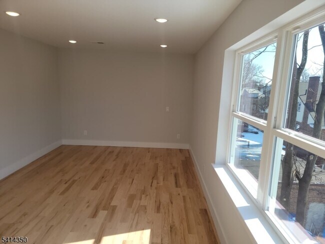 Building Photo - 118 Shephard Ave