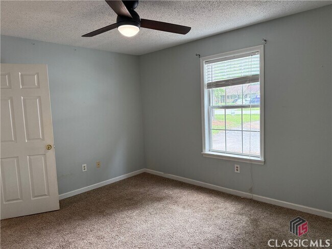 Building Photo - 180 Oak Dr