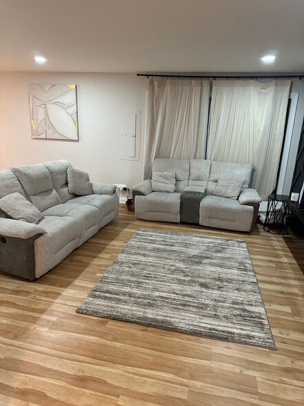 Living - 7881 Sheffield Dr
