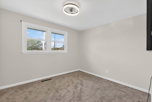 Building Photo - 2091 IL-102