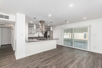 Building Photo - Amazing 3 bed 2 bath home with large backyard