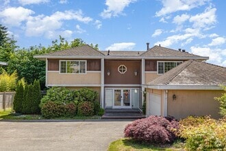 Building Photo - Stunning Lake Sammamish View | 5 Bed, 3 Ba...