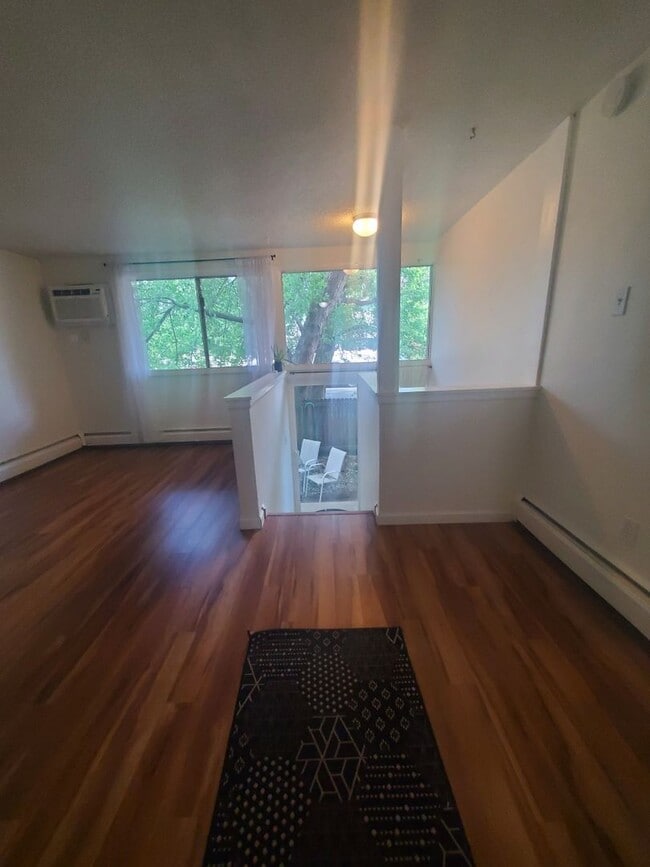 Building Photo - Large and Spacious One Bedroom Available i...