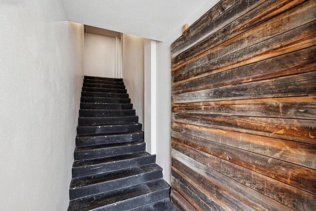 Building Photo - Stunning West Oakland Live Work Loft w/ Ground Floor Studio