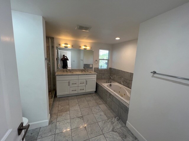 Master bathroom - 2812 Anchor Ave