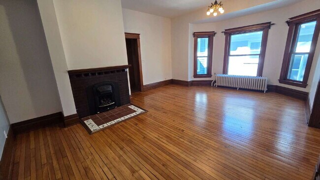 Building Photo - 3 bed - 1 bath One block from Grand Ave in St. Paul