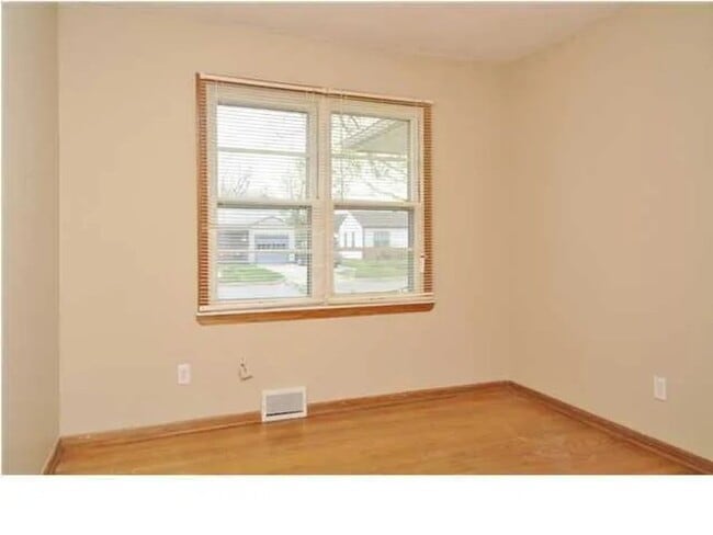 Building Photo - Lovely 3 Bed, 1 Bath!