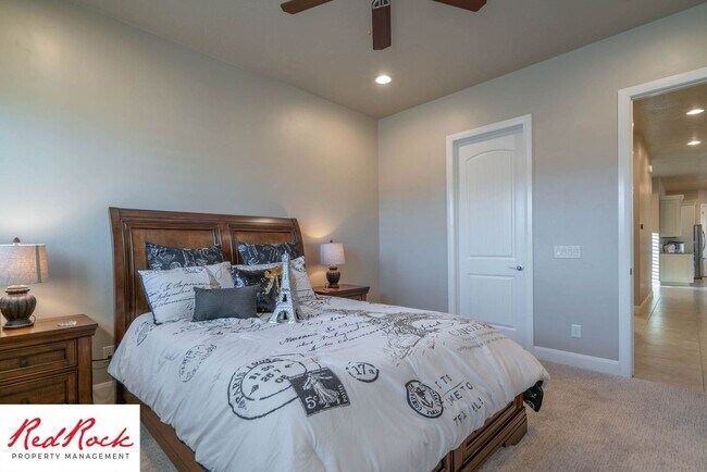 Building Photo - Stunning 2 Bedroom Fully Furnished Home. Community Pool & Mini Golf!