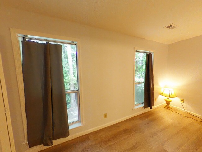 Building Photo - 3 Bedrooms, 2.5 Bathrooms Townhouse in Wil...