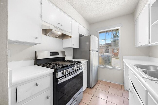 Building Photo - 903 N Meadows Dr