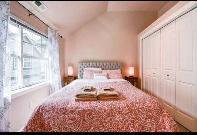 Building Photo - Stylish Craftsman-Flex Lease Term