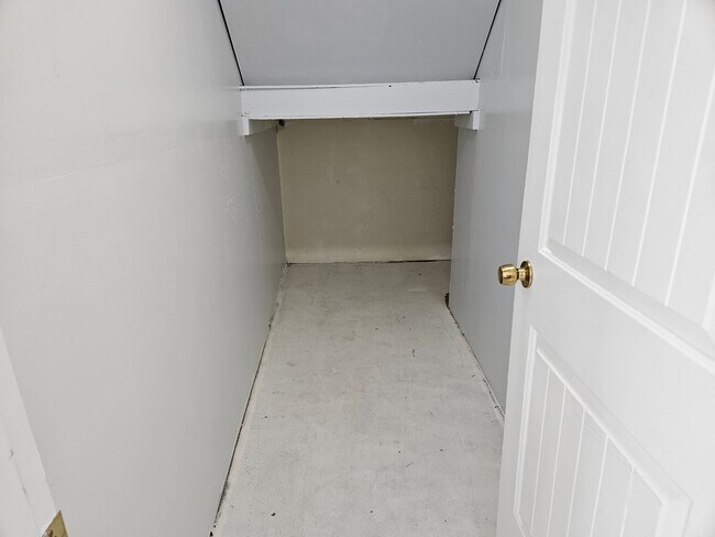 Building Photo - Beautiful 5 Bedroom home in Great Layton Location!