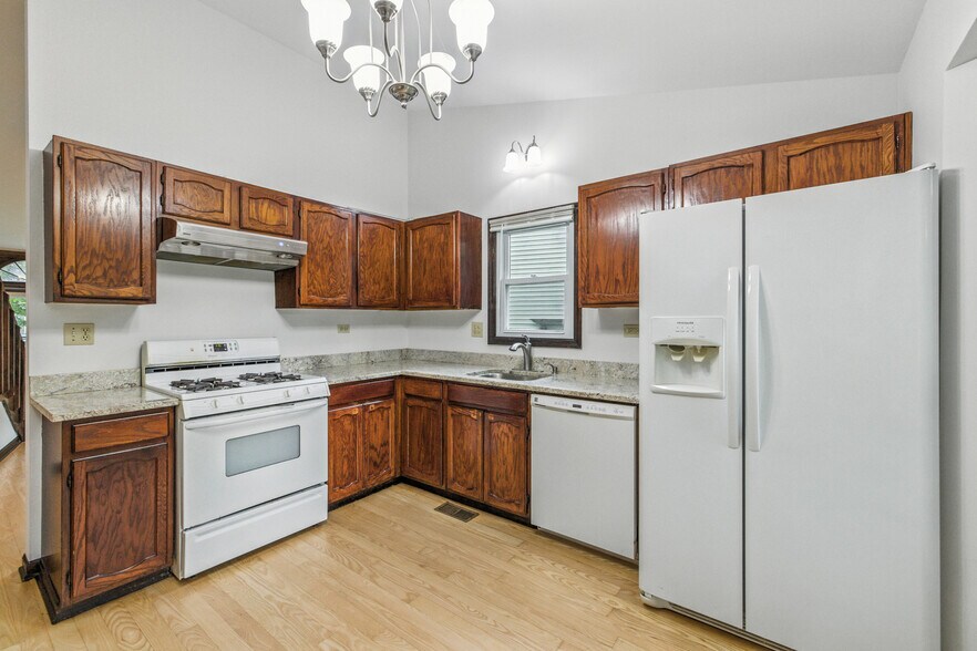 Kitchen - 421 Concord Ln