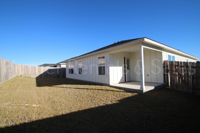 Building Photo - Newer Modern Cove 4 Bedroom